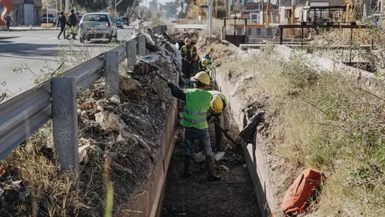 EN 18 DEPARTAMENTOS. La monda abarca tareas en toda la provincia, ya que permite dejar la red de canales lista para otra temporada de riego agrícola.