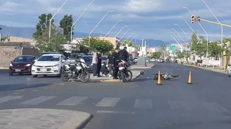 Choque entre un taxi y una moto