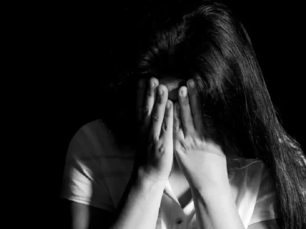 Mantenía una relación con una vecina adolescente: lo condenan pero zafó de la cárcel