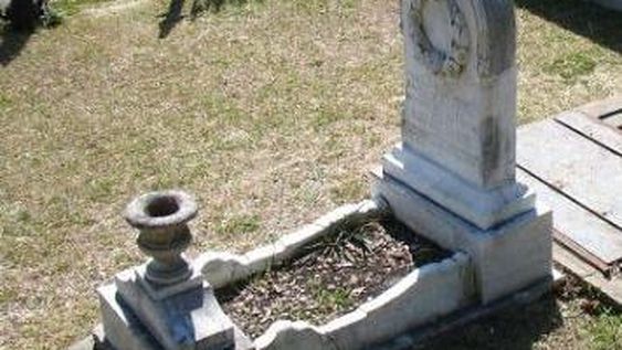 Construyó una escalera en la tumba de su hija para usarla durante las tormentas