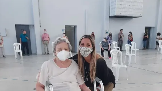 El lazo de Nélida con su nieta, quien la cuidó en pandemia y acompañó en la vacunación