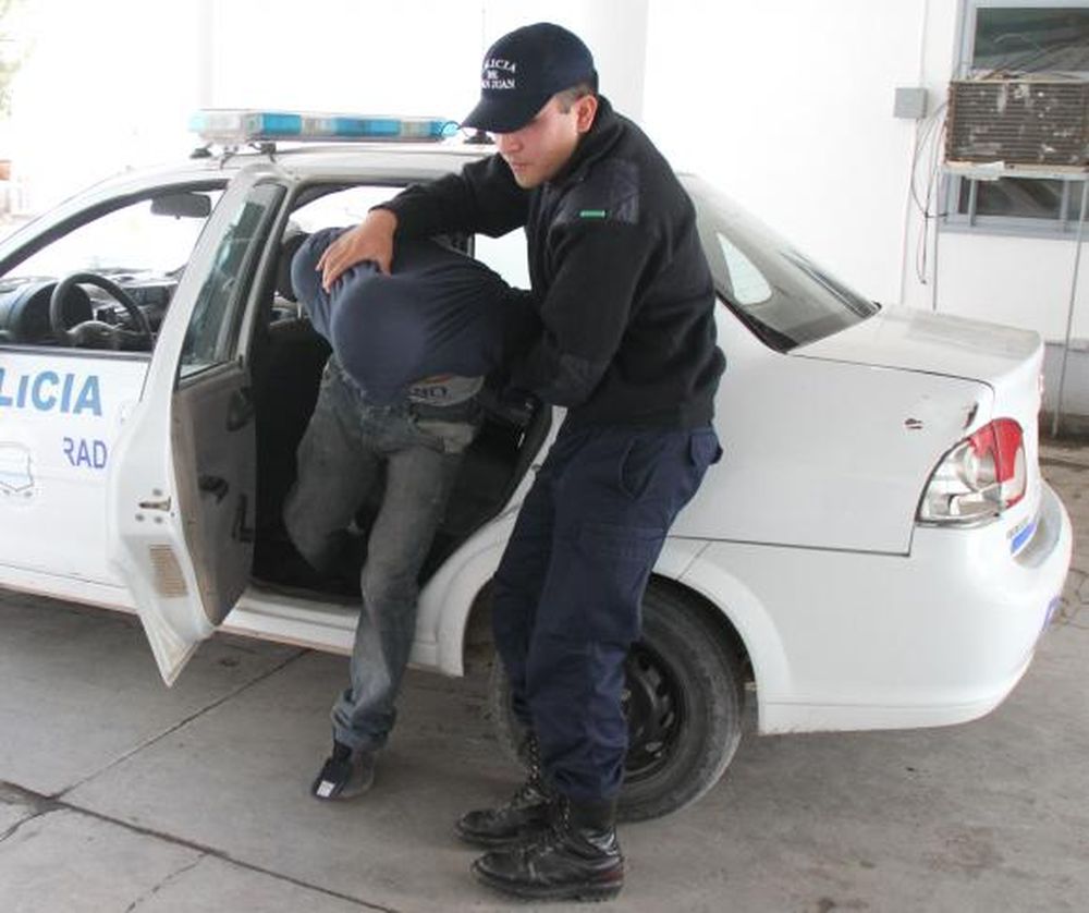 Cae por asaltar a un adolescente