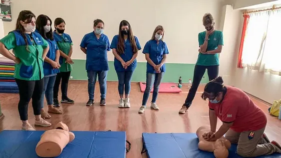 Dan un curso de RCP a docentes