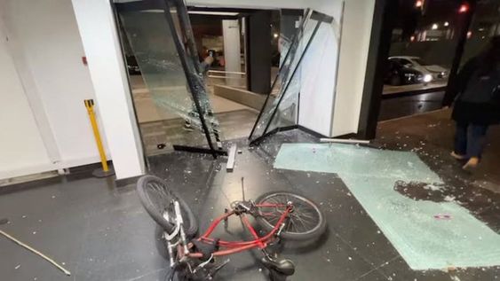 Tras la condena a CFK, militantes kichneristas destrozaron el edificio de TN: un detenido