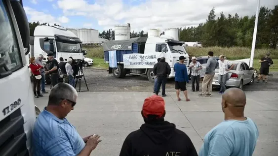 Fuerte acatamiento al paro de transportistas de granos
