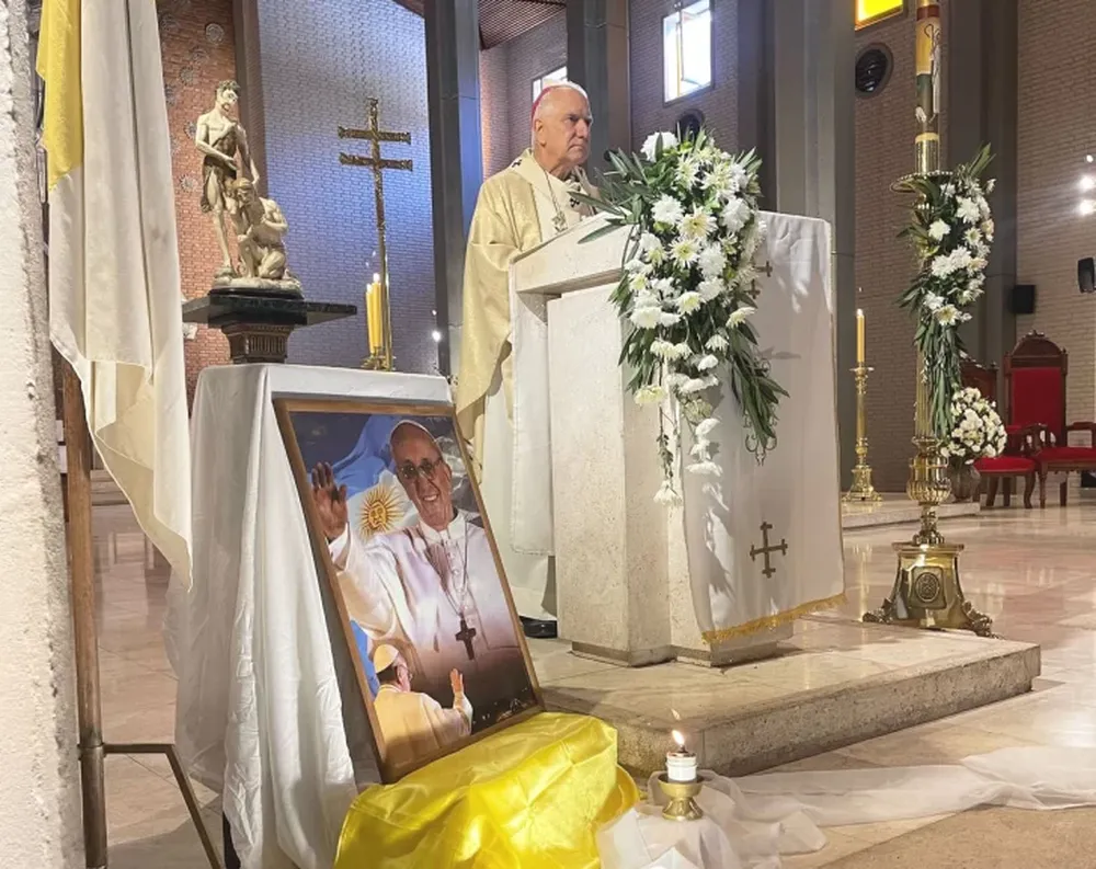 HOMENAJE. Ayer en la mañana, monseñor Jorge Lozano celebró una misa en la Catedral en honor al papa Francisco y se dejó una foto suya frente al altar para que los fieles rezaran por él.