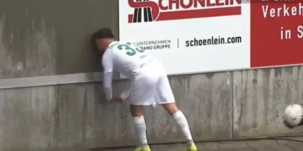 Un futbolista chocó su cabeza contra un muro y quedó inconsciente