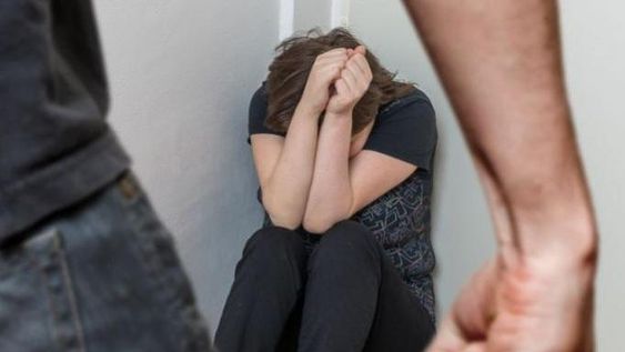 Descubrió que le era infiel y lo corrió, él le respondió con un golpe de puño y una patada