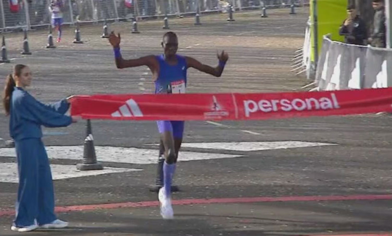 Bethwel Kibet Chumba cruzando la meta.
