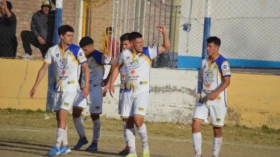 Michel García, debutante en Colón Junior, festeja uno de sus dos goles conseguidos ayer en la primera victoria de los subcampeones del Apertura, en el presente torneo.