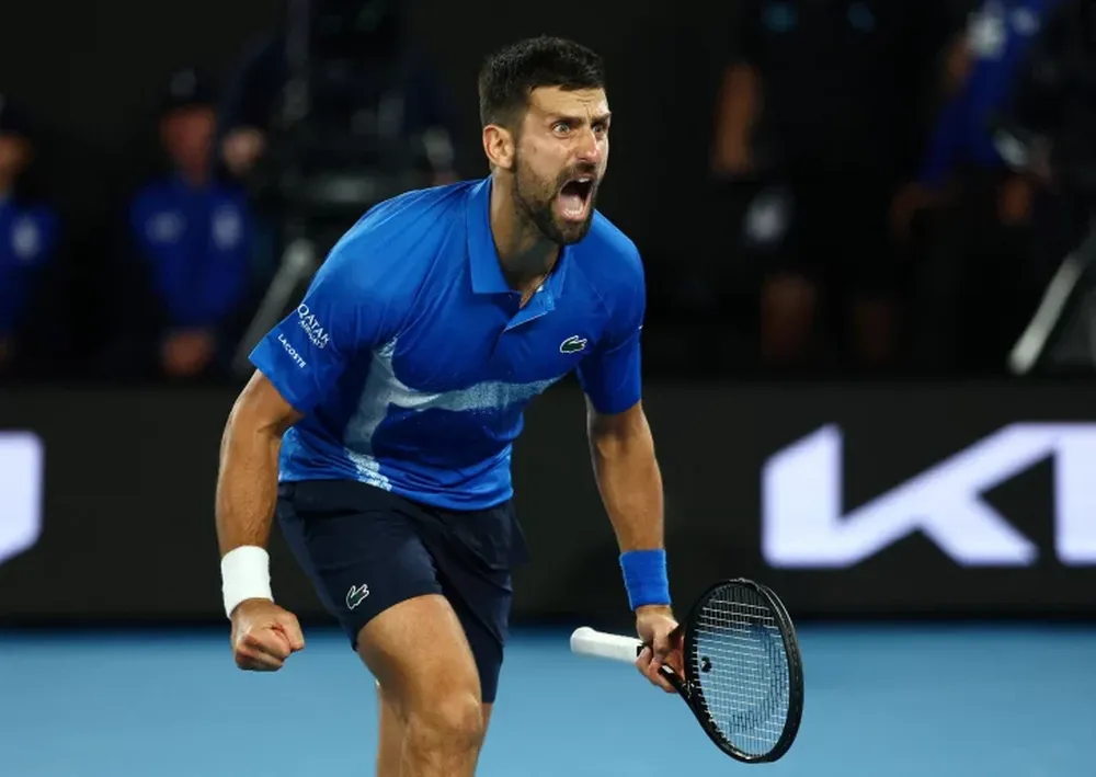 Desahogo. Nole festeja un punto clave que le permitió clasificar a semis.