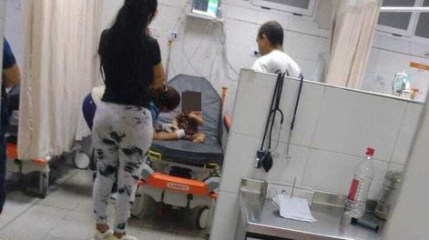 rawson: una bebe se ahogaba con una pieza de sonajero y fue salvada por policias