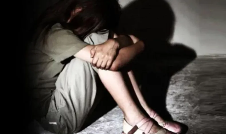 Condena sin cárcel para una mujer que hirió a su hijo de 13 años y a la hija de su ex pareja
