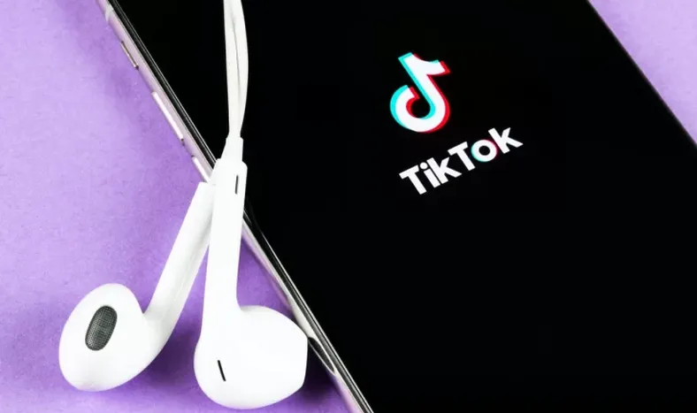 Advierten sobre los peligros de TikTok para los niños