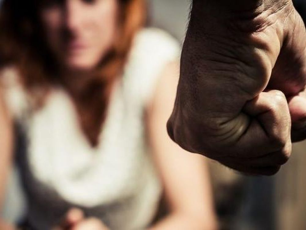 Amagó a marcharse pero volvió, en actitud violenta: zamarreó a su pareja y fue condenado