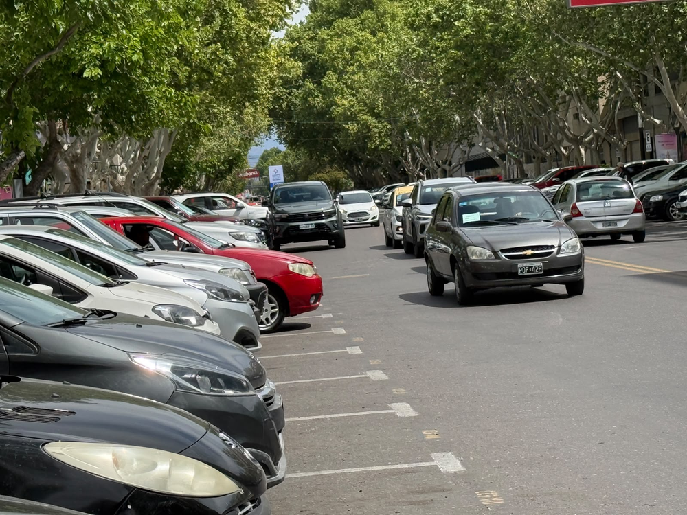 El estacionamiento a 90° dificulta la visibilidad de automovilistas y peatones.