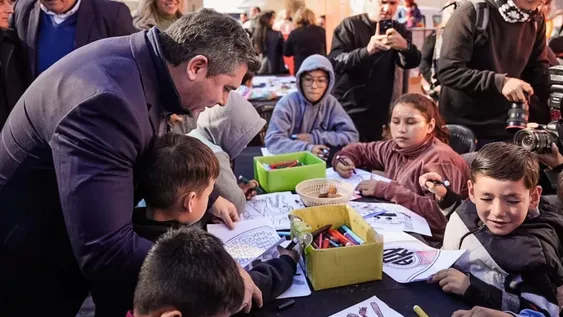 SALUDO. En su visita al Tren de Capital Humano, en el departamento Sarmiento, el gobernador Orrego saludo a los niños que estaban participando de las actividades recreativas.