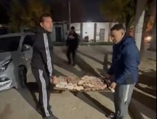 insolita escena en corrientes: los echaron del asado y salieron con la parrilla por la calle insolita escena en corrientes: los echaron del asado y salieron con la parrilla por la calle