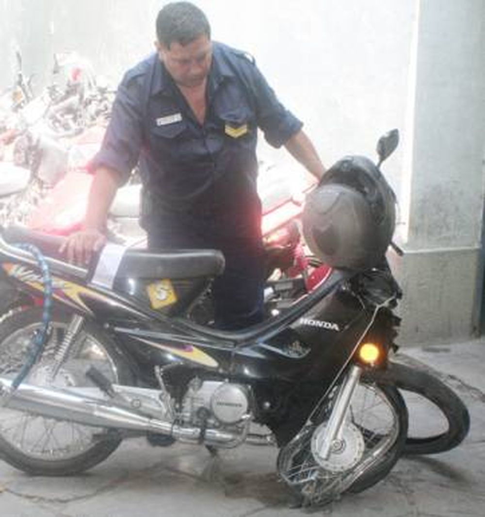 Un policía chocó un poste y está grave