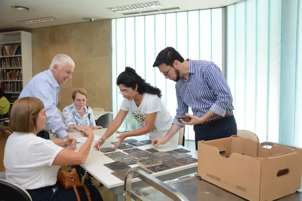 El equipo de investigadores analiza los materiales donados por la familia Pineda.