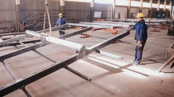 PRIMERAS  IMÁGENES. Las bases de los paneles estarán a más de 5 metros de altura, pero es durante su construcción cuando se aprecia el tamaño de las mismas.