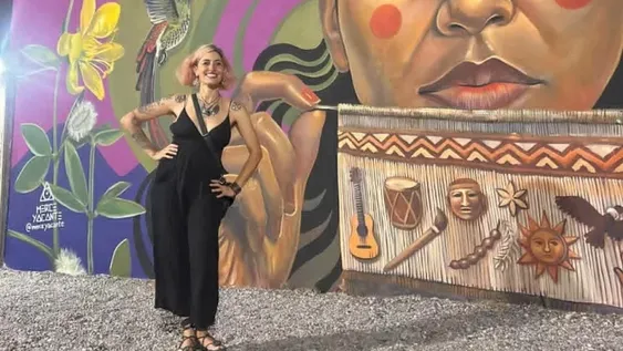 Mercedes junto a su nueva creación, El gran tejido