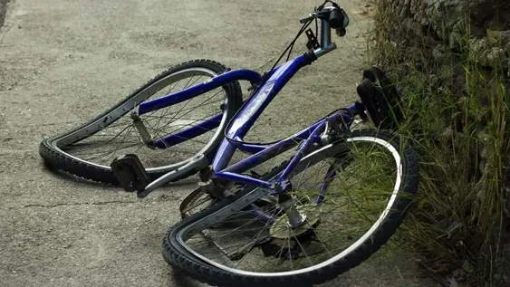 Iba en bicicleta y sufrió fuertes lesiones en la cabeza al chocar con un auto estacionado