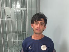 El detenido intentó asaltar a una adolescente y le robó el celular a un hombre. El detenido intentó asaltar a una adolescente y le robó el celular a un hombre.