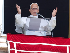 El Papa León XIV dirige el rezo del Ángelus desde la ventana de su despacho con vistas a la Plaza de San Pedro, Ciudad del Vaticano.