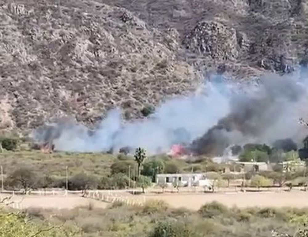 Gran incendio en Valle Fértil: dos abuelos debieron ser evacuados por la densidad del humo