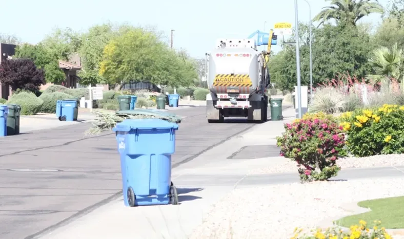 [VIDEO] Utilizó un contenedor de basura para atrapar a un cocodrilo que estaba en la vereda de su casa