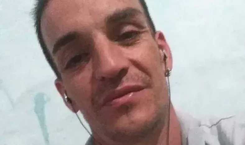 Un motociclista murió decapitado en Mar del Plata: cruzó un cable atravesado entre dos árboles