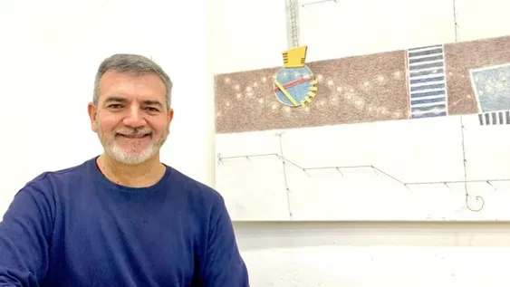 EL ARTISTA. Marcelo Uliarte con parte de la colección que expondrá desde hoy.