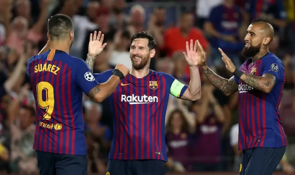 El Barcelona aplastó al PSV holandés con un triplete de Messi