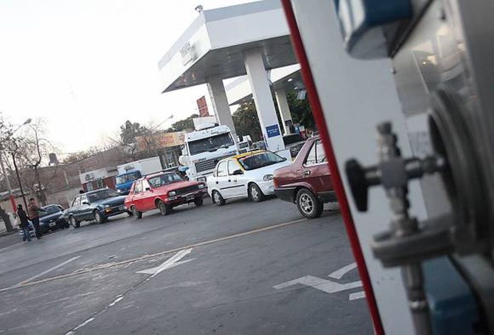 Largas colas provocó anoche las restricciones en el GNC