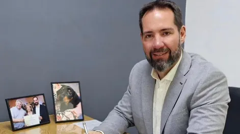 El concejal Martín Antolín manejaba por la Av. Arístides con 1,5 gr. de alcohol en sangre y la copa de vino en la mano, en un descapotable.