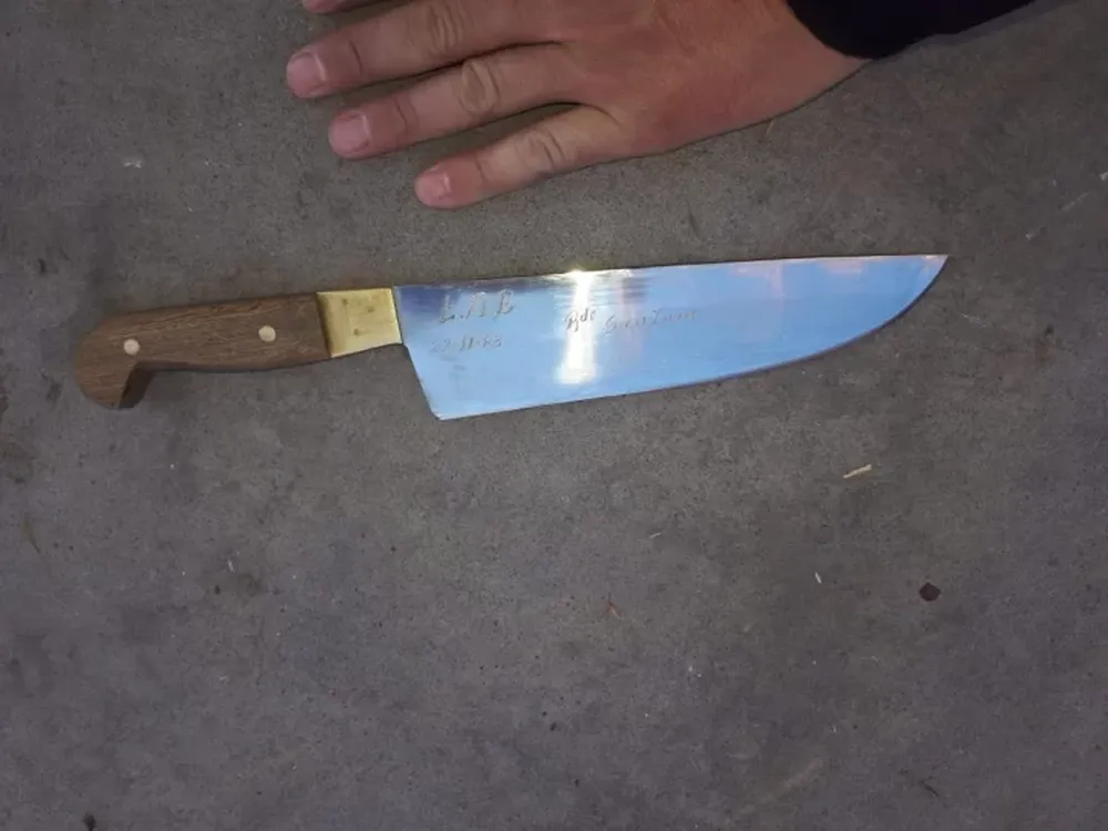 La amenazaron con un cuchillo tipo carnicero para robarle la mochila cuando salía del cajero