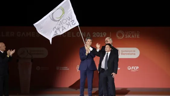 Uñac recibió la bandera de la World Skate para darle la bienvenida a los World Roller Games 2021