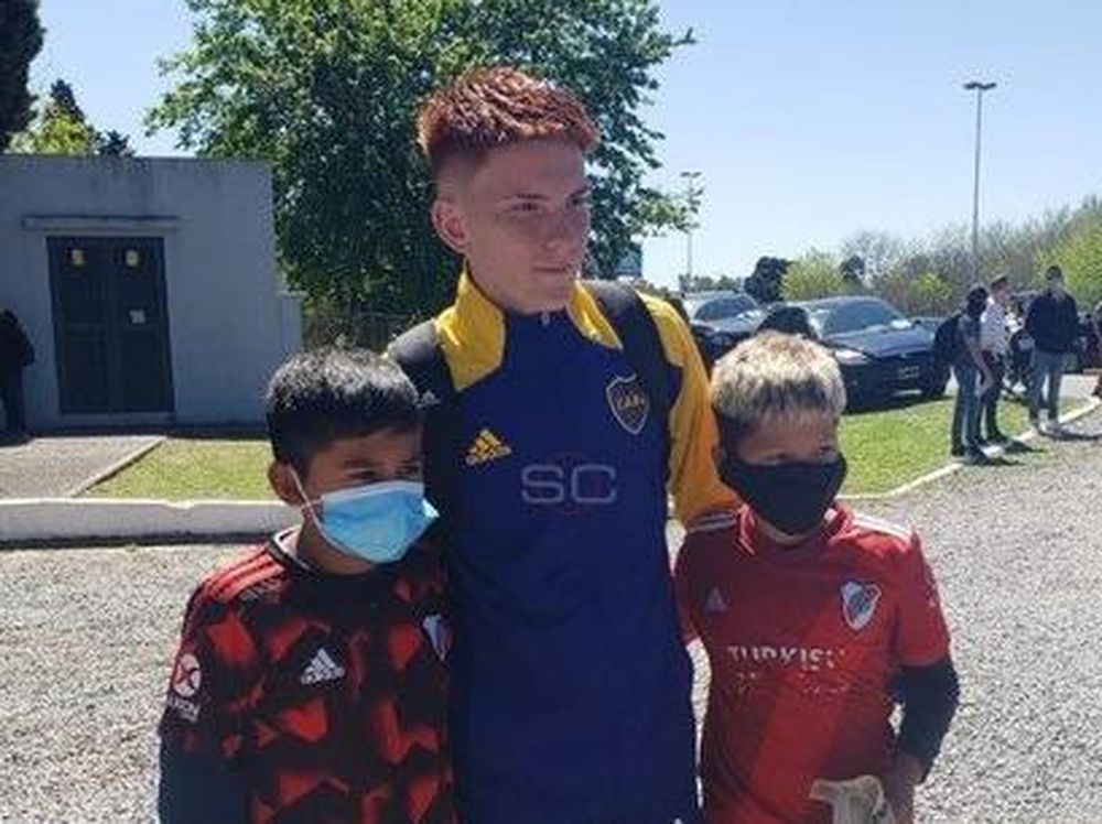 Hinchas de River le pidieron una foto a una joven figura de Boca