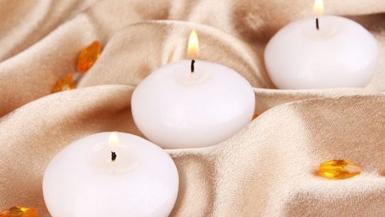 Trucos infalibles para remover la cera de vela de la ropa, suelo y muebles