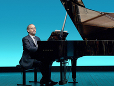 Sergio Feferovich regresará a San Juan con un espectáculo donde ofrece mucho más que buena música. Sergio Feferovich regresará a San Juan con un espectáculo donde ofrece mucho más que buena música.