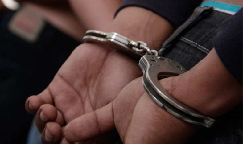 Un hombre y una mujer, atrapados tras entrar por una ventana a una casa para robar
