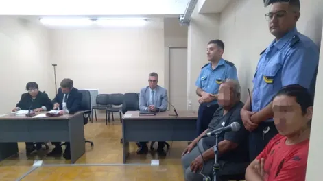 El changarín (derecha) recibió 8 años de cárcel por violar a su primo y a su hermana con discapacidad. A su lado, el abuelastro de la joven, que también la violó y recibió 6 años de prisión domiciliaria.