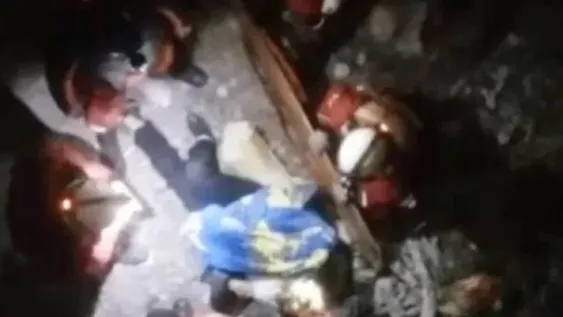 Escapaba de un violador y se cayó de un puente: está grave