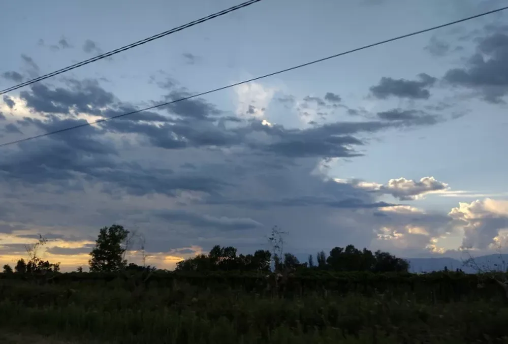 Bajo el cielo nublado, la máxima de este sábado llegará a los 27 grados