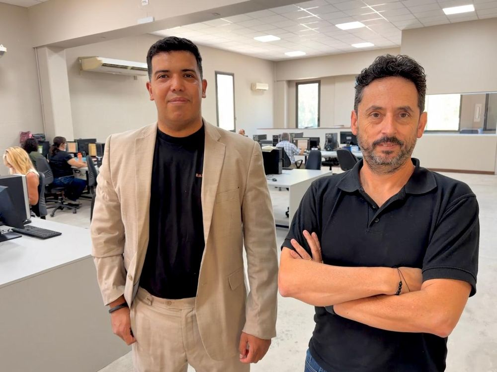 Acuerdo. El documentofue firmado por el presidente de CASETIC, Cristian González (izquierda), y elgerente General de DIARIO DE CUYO, Pablo Dellazoppa.