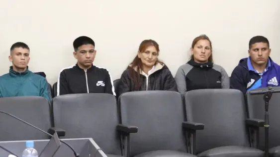 PENA MÁXIMA. De izquierda a derecha, Elio Castellano, Lucas Herrera, Viviana Pereyra y sus hijos, Leonella y Martín Moreta. Aún pueden reclamar ante el máximo tribunal de justicia del país.