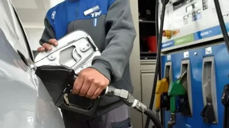 Nafta con descuento en YPF: dónde conseguir el 5% de rebaja cargando de noche