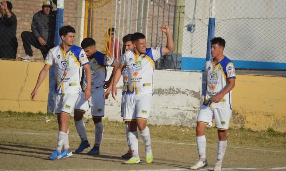 Michel García, debutante en Colón Junior, festeja uno de sus dos goles conseguidos ayer en la primera victoria de los subcampeones del Apertura, en el presente torneo.