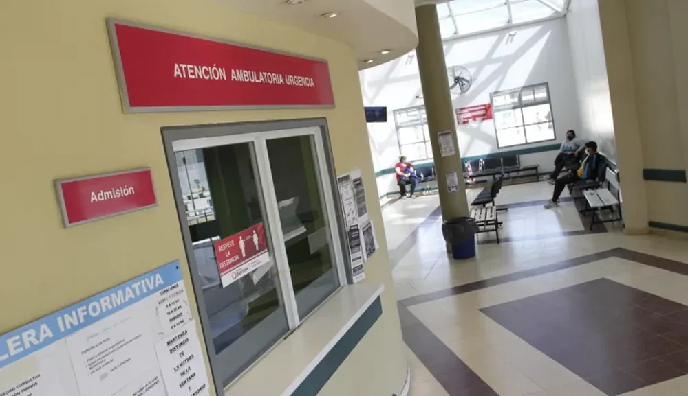 Una mujer sufrió fractura expuesta tras chocar con su moto contra una camioneta